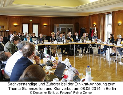 Sachverständige und Zuhörer bei der Ethikrat-Anhörung zum Thema Stammzellen und Klonverbot am 08.05.2014 in Berlin